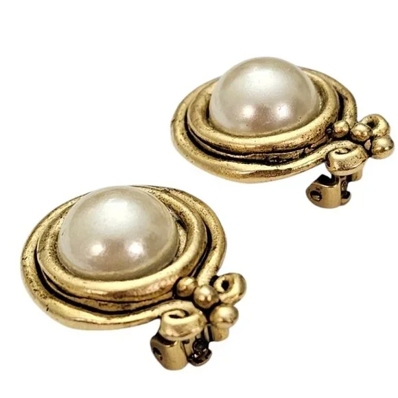 Faux Pearl Roman Designer Gold Tone Clip On Earrings, L490